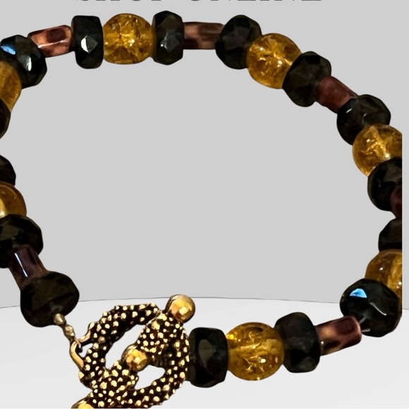 Elegant Beaded Bracelet with Gold Accents - Picture 3 of 3